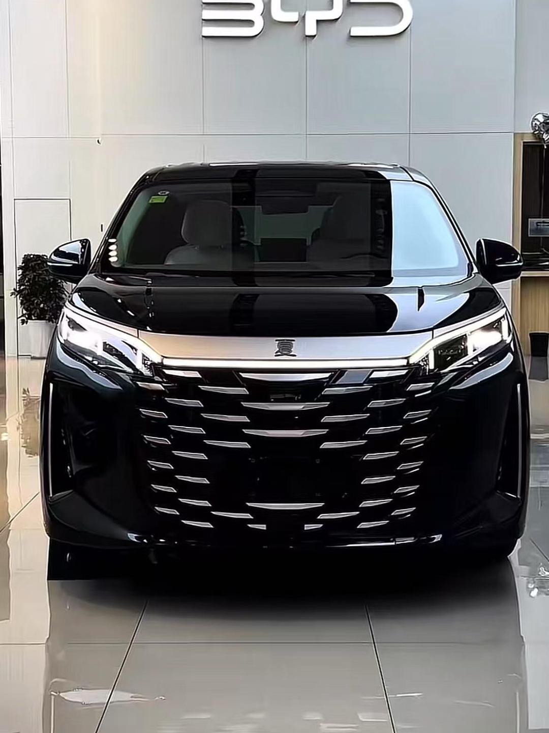 比亚迪在电池容量和快充领域遥遥领先。
鸿蒙智行在智驾能力和主动安全方面一骑绝尘。