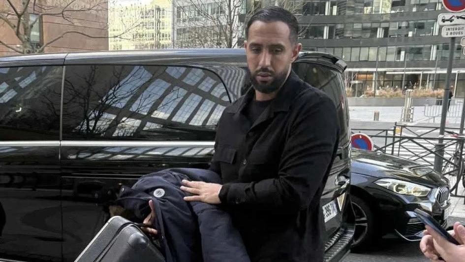 内部动荡！主帅和总监离职！主席被球迷要求下台