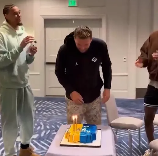 湖人对阵勇士的比赛即将开始。
赛前，湖人全队为卢克-东契奇庆祝生日，并送上生日蛋