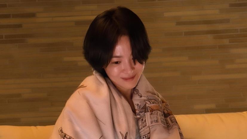 宋慧乔晒新照：面色红润状态佳，怀抱爱犬很惬意