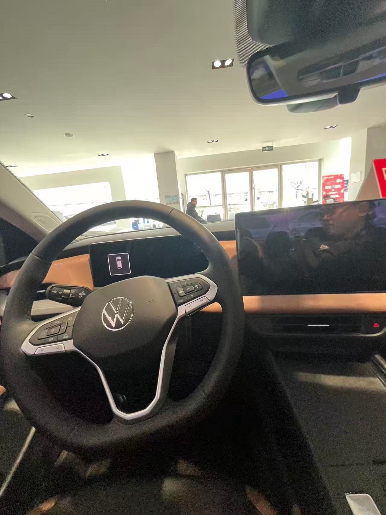 看完前脸和内饰，我绕到速腾S的车尾，简约却不失设计感的尾部造型，越看越有味道，完