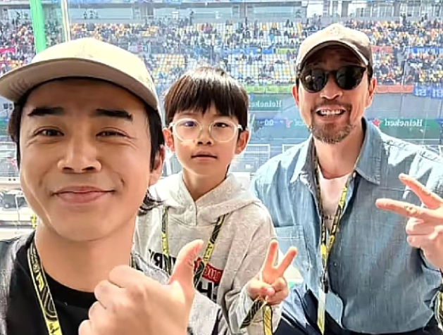 李茂带着儿子去看F1赛车比赛
他花了4万买了VIP贵宾室，还带着儿子抢到了和ki