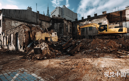 120平的安置房加百万补偿他看不上，要五套房，如今四栋高楼把他家围成井底，官司打了八年全输了