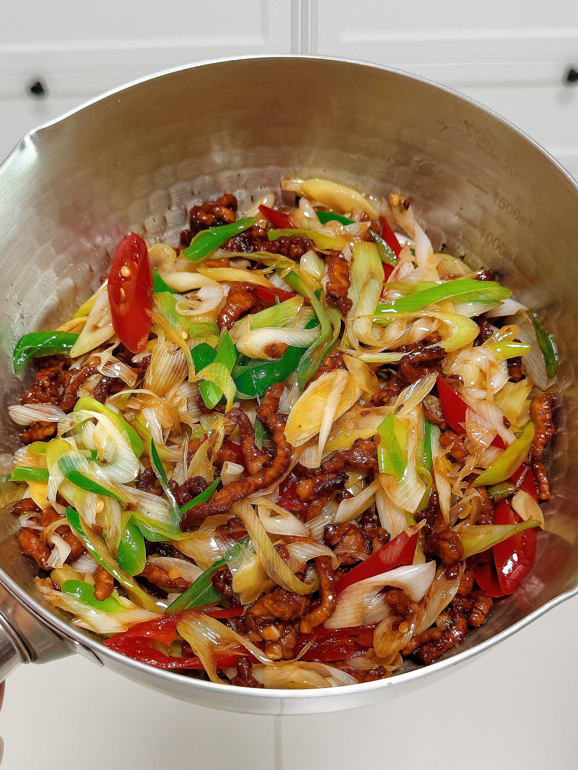 泡椒葱爆肉丝｜鲜爽入味，一口就上头✨
家人们，谁懂啊！这道泡椒葱爆肉丝，吃过一次