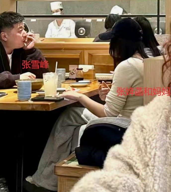 张雪峰闺女被迫提前长大了，还是在父母怀里撒娇的年纪，唉
 
心疼张老师家的宝贝，