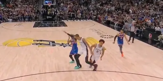 NBA总决赛第五场，马刺对阵尼克斯的比赛正在进行中。
第三节比赛中，布伦森三分投