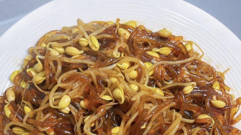 只需几步就能搞定！这道豆芽炒粉条，香辣入味，爽滑劲道，好吃到连汤汁都不剩！