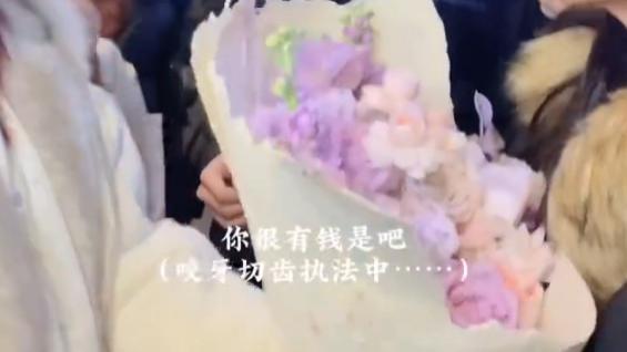 张馨予当面问粉丝“你很有钱是吗？”，反套路宠粉凭真实圈粉