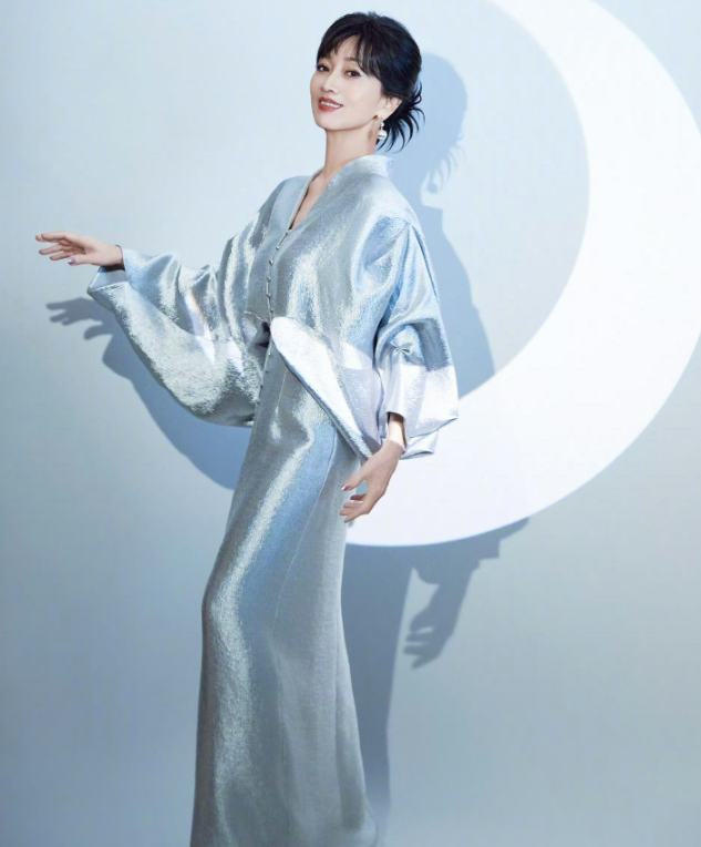 赵雅芝还在熬夜中她在社交平台更新了一则动态
文案很简单，只有九个字：
“借着月光