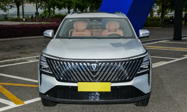 油耗3.98L第四代长安CS75PLUSHEV亮相配三块屏幕+小桌板
为了方便和