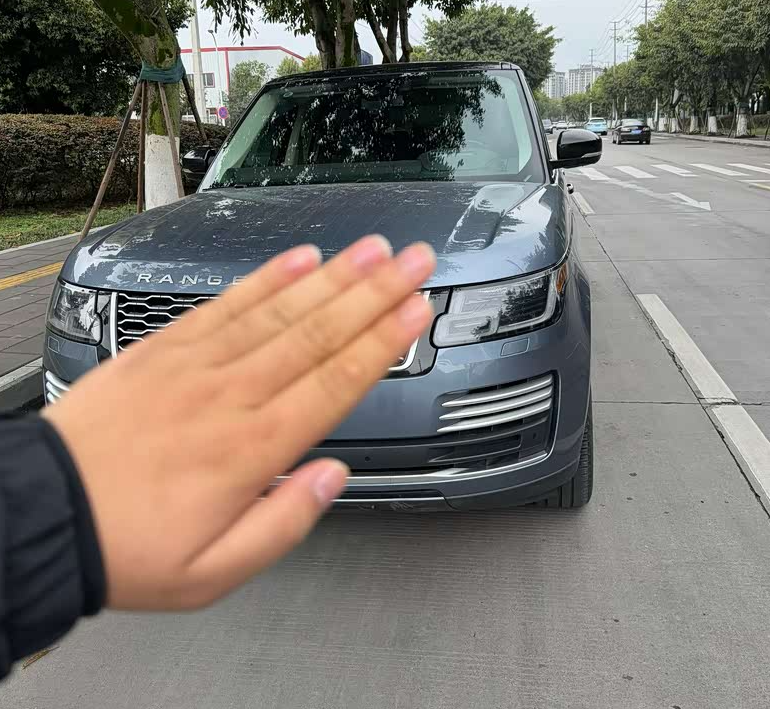 19美规高配这叫什么稀缺颜色
尊贵的揽胜车主们，这个颜色官方叫什么名字呀，第一次