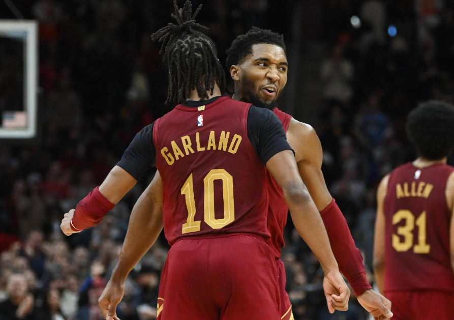 骑士最大的弱点就是身体对抗不行，不管是对猛龙还是活塞魔术，打的太文明，不像季后赛