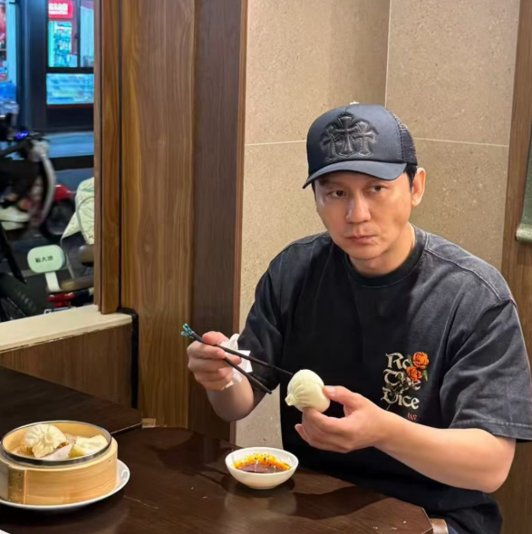 李晨在上海吃包子被偶遇
男明星真的好自律，他一顿饭就吃三个包子。
李晨现身上海，