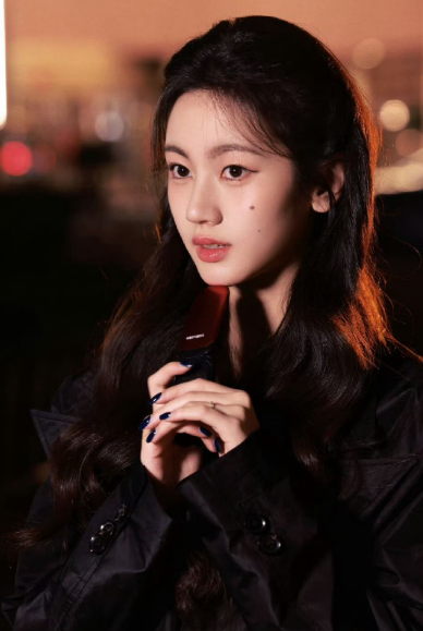 中国传媒大学表演系新人刘晓飞扬凭借黑风衣街拍出圈，被赞“辨识度拉满”。其冷艳疏离