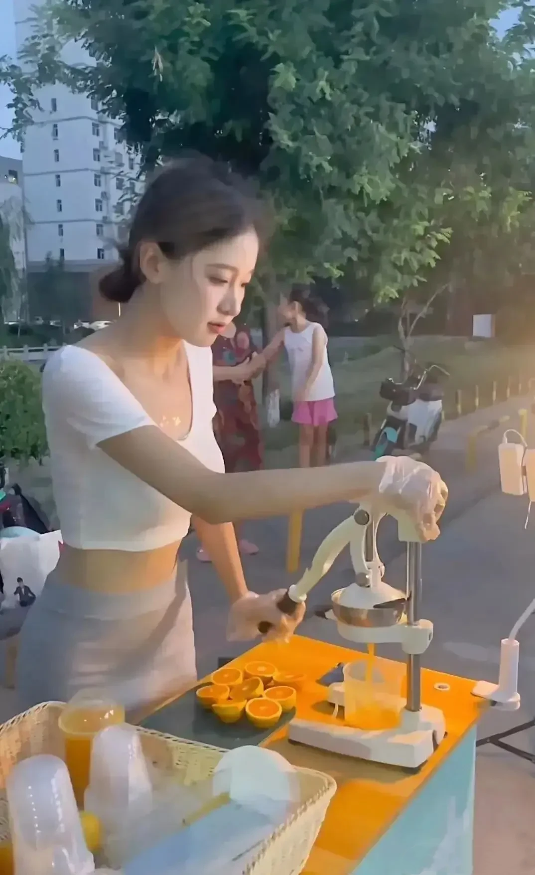 就她摊子的生意最好是有原因的