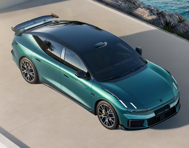 领克10+是领克品牌基于SEA浩瀚架构打造的“赛道级”高性能纯电轿车，是领克十年