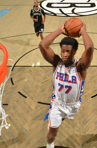 让VJ·埃奇库姆疯狂扔三分也不信任格莱姆斯，也不给乔治划几个无球战术，进攻就是无