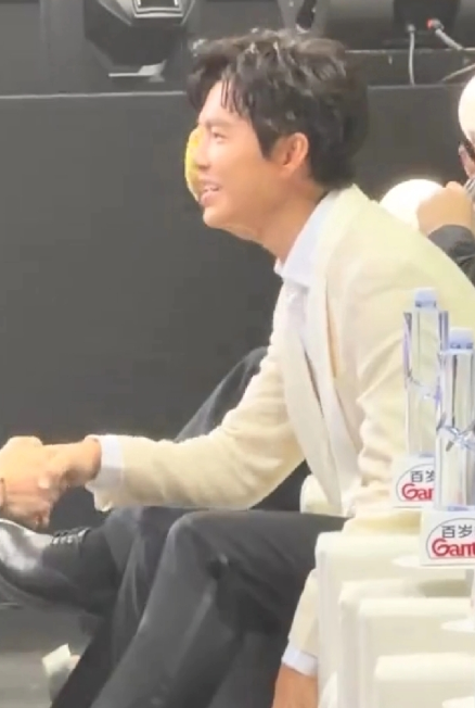 钟汉良这光脚脖子带亮条的九分裤
配豆豆鞋款的皮鞋的搭配还真不是谁都能穿好看的，真