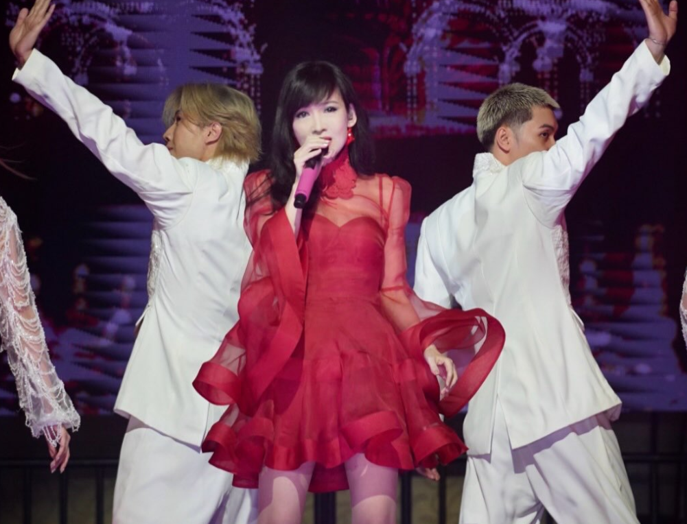 周慧敏日前远赴美国准备巡演，今次邀请好友黄剑文同行，为演唱会担任表演嘉宾。由香港