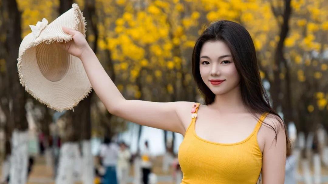 高颜值吊带御姐在黄风铃旁拍照，9个简单动作，让她看起来温柔明媚气质柔和，氛围感拉满