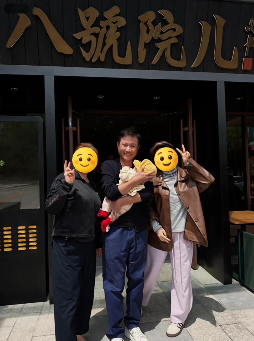 文章开餐厅！左手无名指戴戒圈，感情动向引发网友热议，抱孩子手法专业。
近日，文章