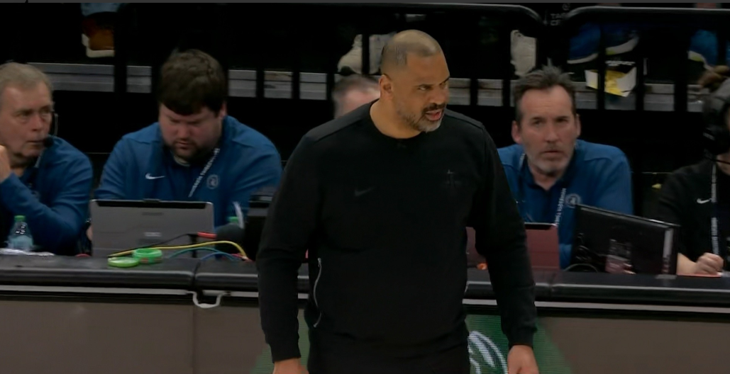 火箭主帅乌度卡忍不住怒吼申京！在今天火箭客场挑战森林狼的比赛中，当时比赛进行到了