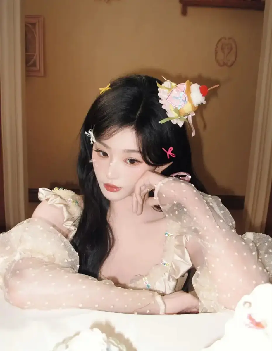 孔雪儿晒生日写真 手捧蛋糕表情超萌