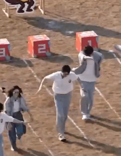 第一次在综艺见旱地游泳比赛，简直笑疯!魏大勋妥妥蛙泳派，周冬雨跑得飞快。这游戏对