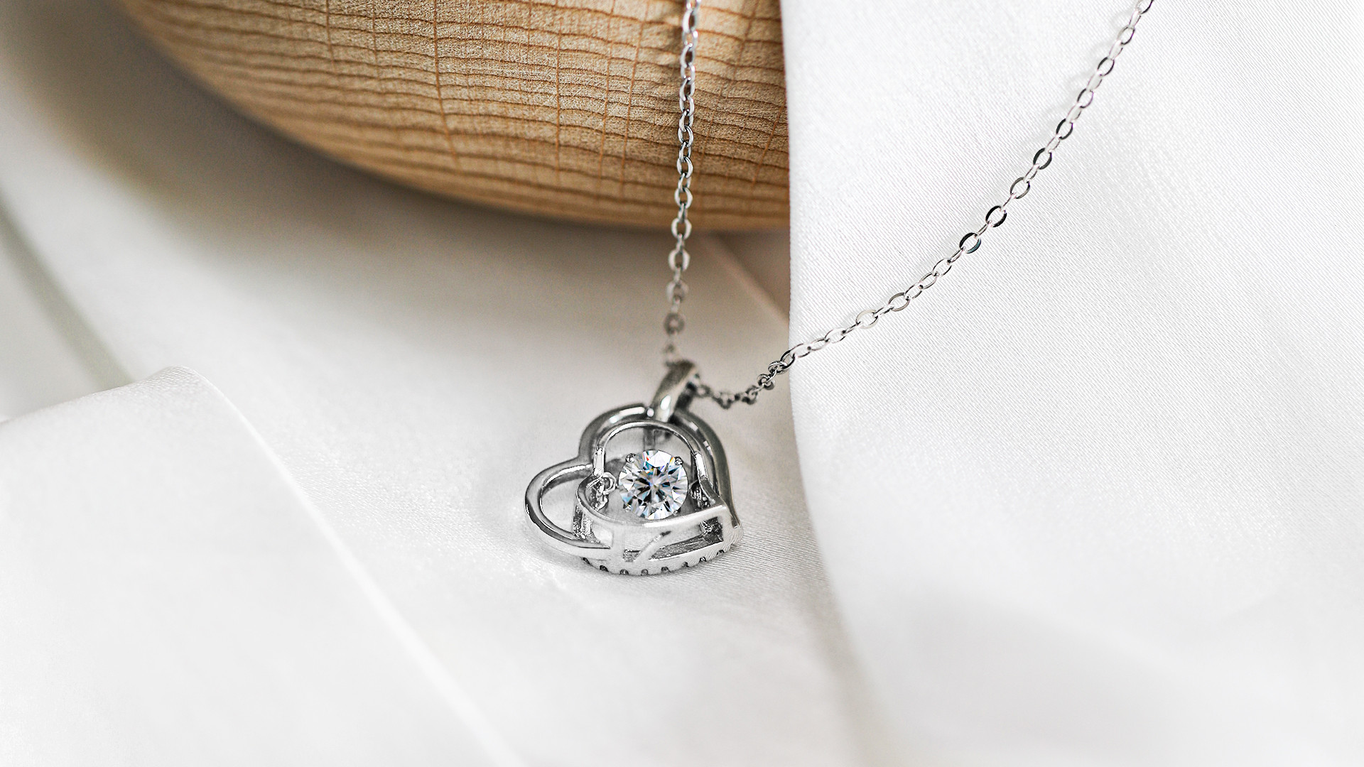 珠宝干货：镂空与实心工艺，哪个才适合你？