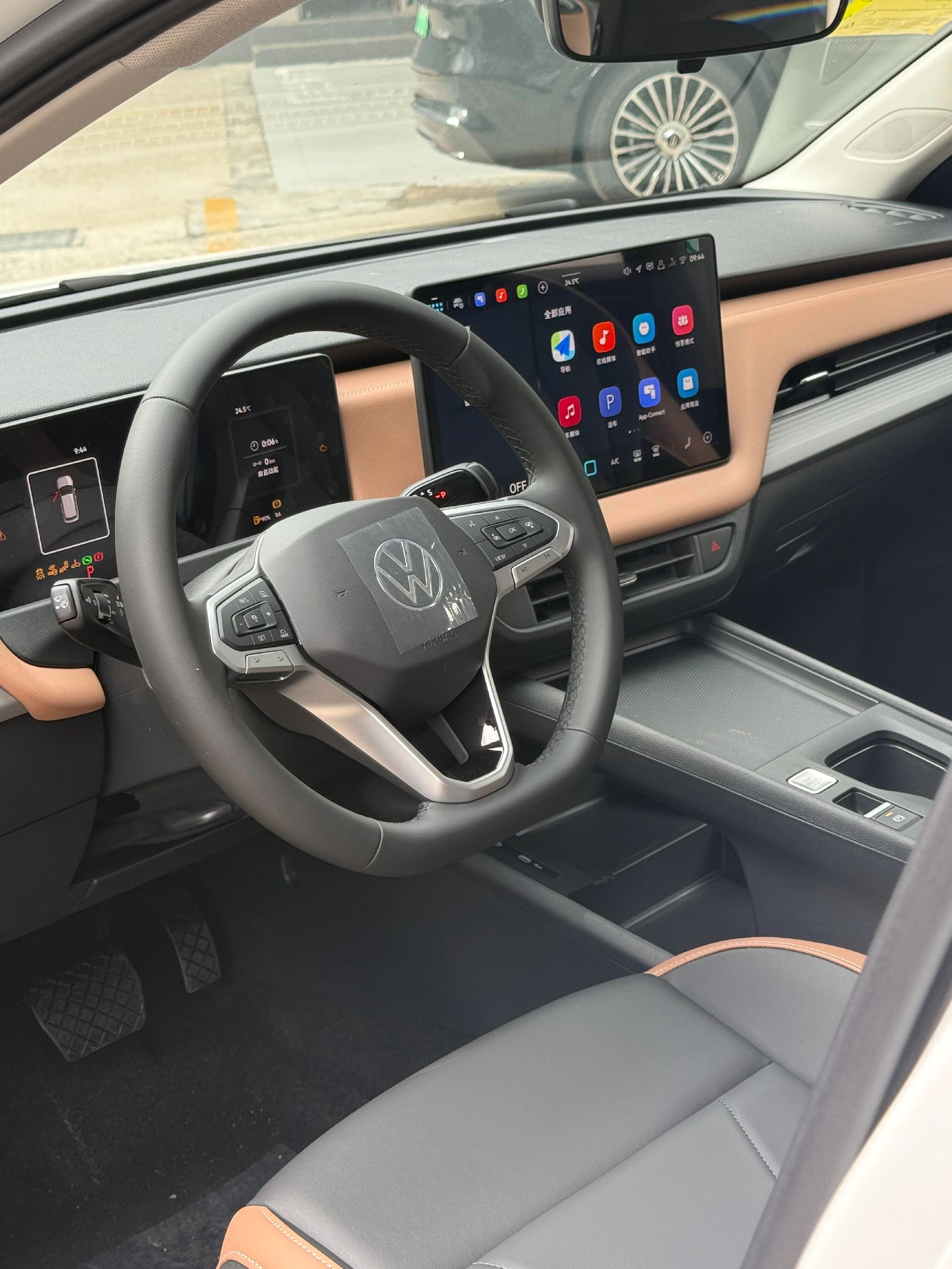 逛车市对比了多款同级轿车，进店看到全新速腾S的第一眼，就知道它是与众不同的那一款