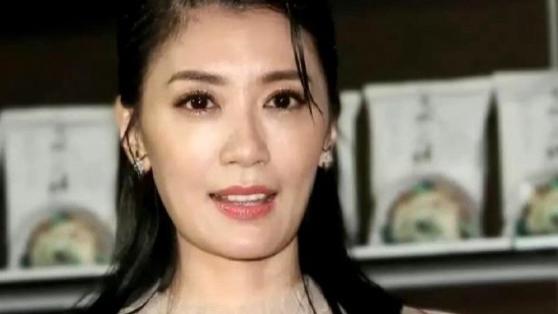 贾静雯连吃面都自带韵味，一颦一笑都藏着岁月沉淀的温柔气质