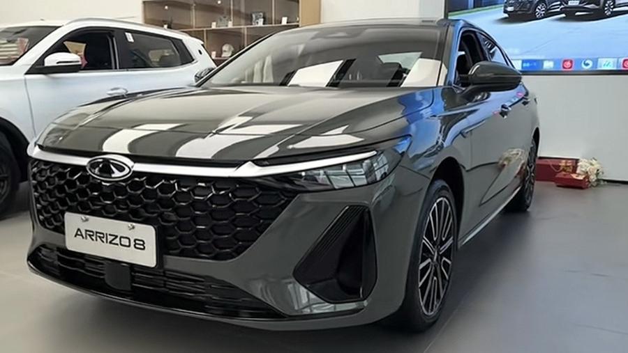 新款奇瑞艾瑞泽8到店，换装新样式中网+矩形四出排气，双动力可选