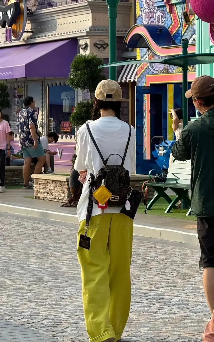 唐嫣罗晋一家三口同游新加坡环球影城！女儿戴粉帽乖巧可爱