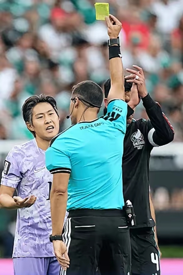 韩国小组赛0-1输给墨西哥，是因为墨西哥的主场哨，韩国队明明是踢的更好的一方，却
