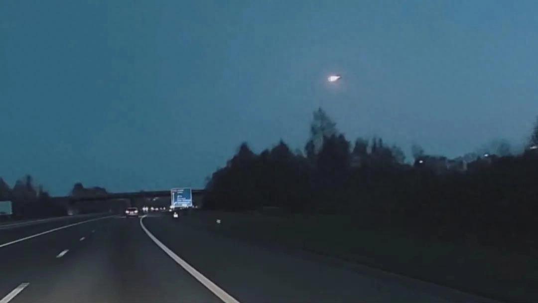 荷兰夜空突现巨大“火球”！多地目击流星，碎片坠落德国屋顶