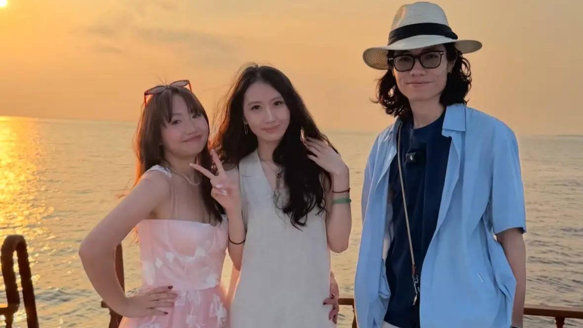 李行亮夫妇马尔代夫被偶遇 度假状态松弛超养眼