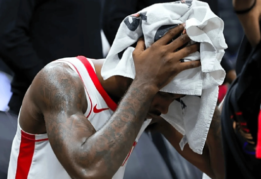 伊森这赛季真是让人看不懂！全明星前还是联盟底角三分王，场均两记三分稳稳输出。结果