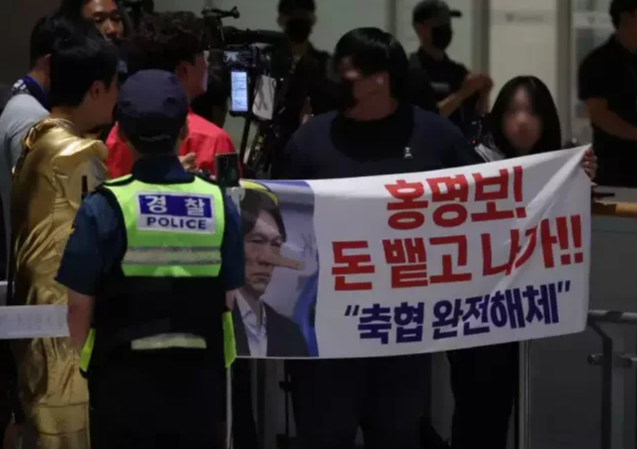 韩国球迷：带了鸡蛋去机场想砸结果路上碎了
据韩媒“OSEN”在仁川机场现场的采访