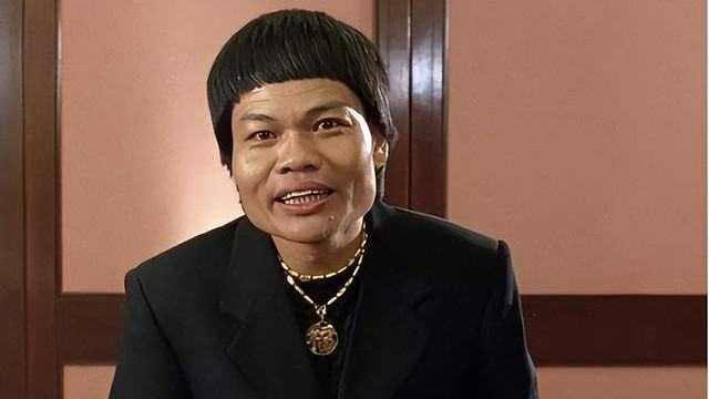 香港知名男星八两金（叶竞生）被偶遇神情呆滞