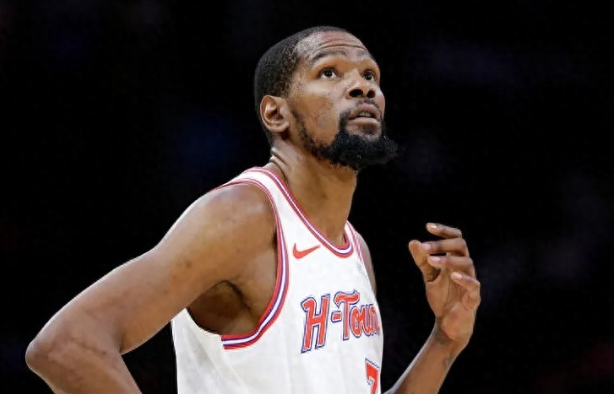 真想不通为什么火箭已经没控卫了，还不梭哈哈登！

到底是在犟什么呢，现在控卫没有