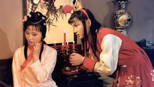 宝钗坐在宝玉床边绣鸳鸯，黛玉看到为何不生气？她只在意宝玉的心