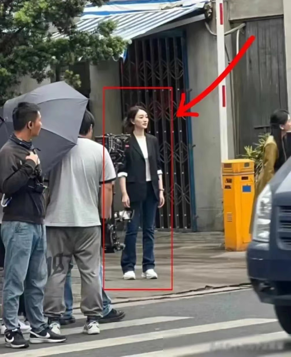 我天呐！在苏州居然碰到了大明星！她怎么这么漂亮啊！也太好看了吧！ 她本人脸很小，