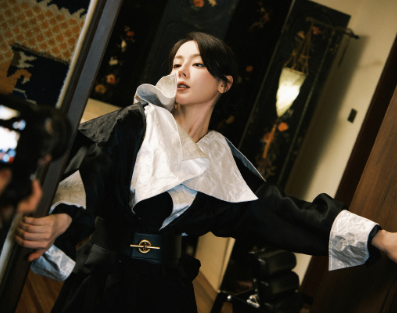 春日落入复古画框，珍珠微光晕开层层情绪