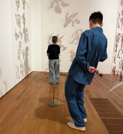 张翰给妈妈拍照太拼了
张翰晒照分享和妈妈的日常。张翰妈妈身穿黑色短袖T恤和牛仔长