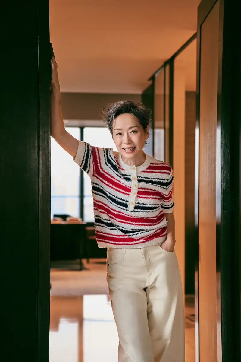 叶童穿红白条纹针织衫倚门浅笑 眉眼间尽是淡然从容