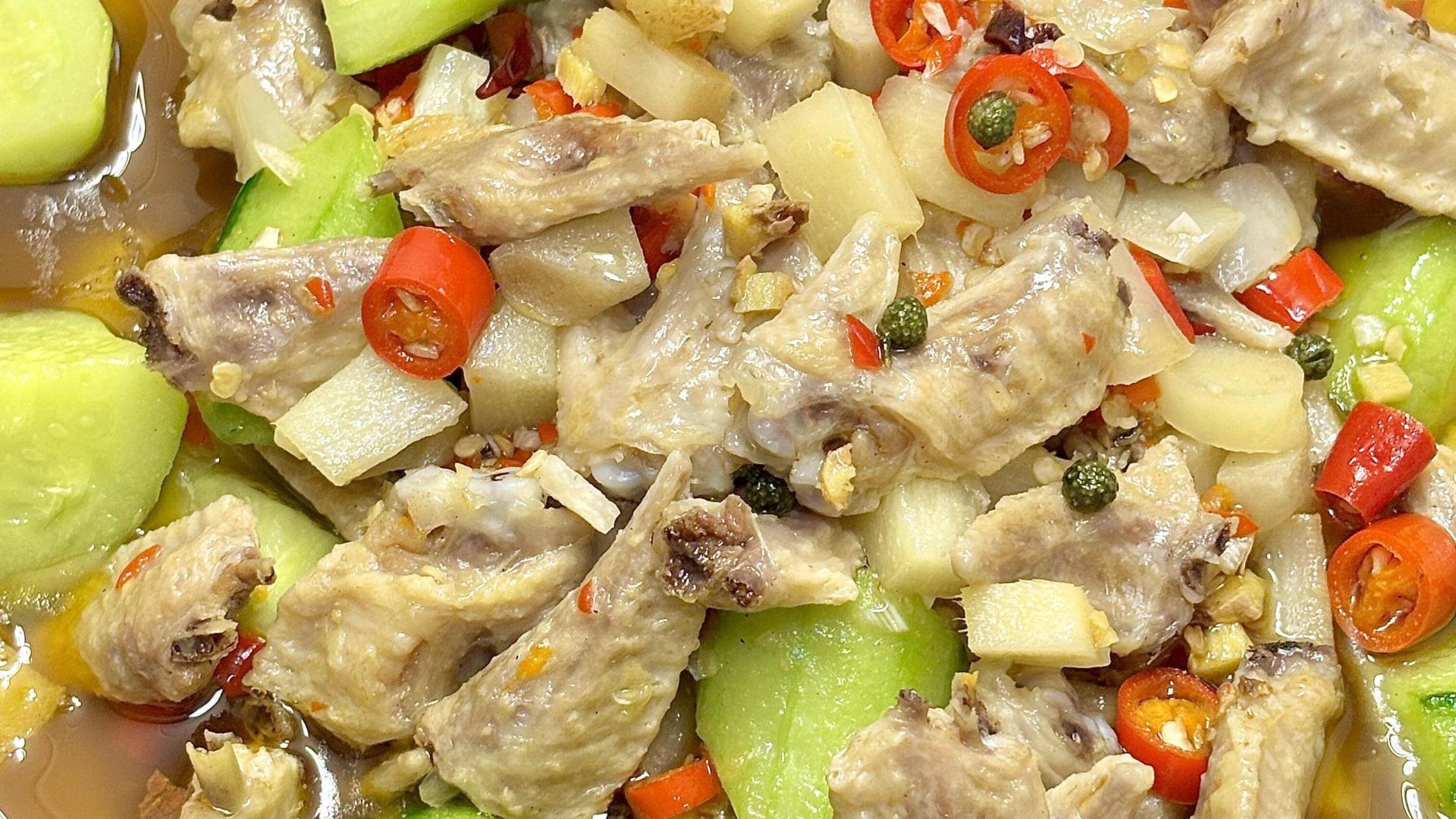 鲜辣黄瓜炒鸡尖：夏夜凉风里的舌尖小烟花