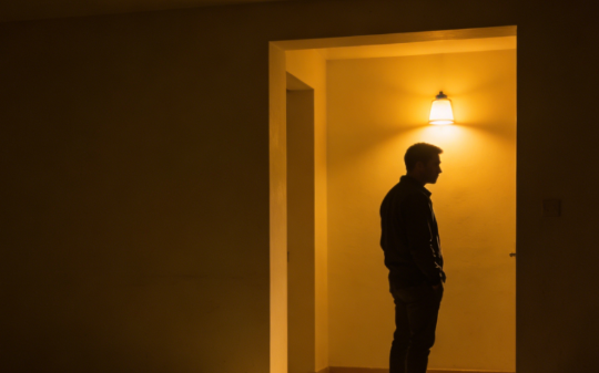 我月薪4万全上交，妻子在家却从不做饭，我说了她一顿，她却笑了：你妈每月只给我200生活费，怎么做饭！