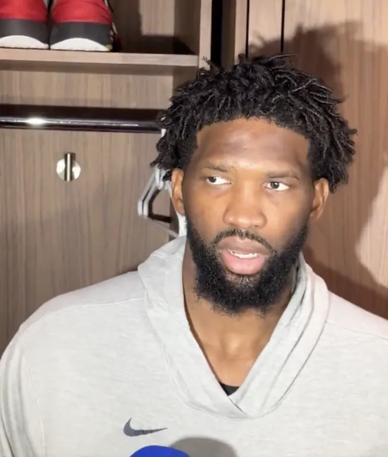 NBA常规赛76人主场对阵公牛的比赛已经结束。全场战罢，76人以157-137战