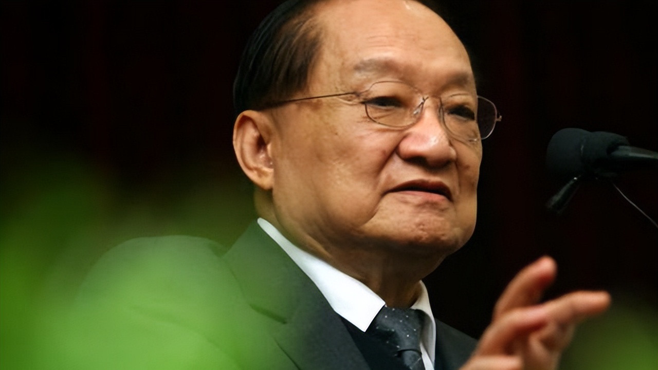 金庸：大儿子自缢，二儿子入狱，大女儿失聪，唯有小女儿命好一点