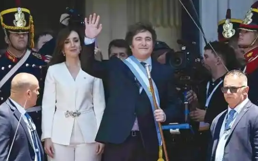 阿根廷本已成发达国家，因为欠咱们350亿钱不还，直接倒退成了发展中国家，根本没人敢和他们合作…